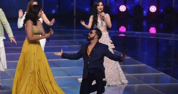 Mika Singh Proposed Bhoomi Trivedi